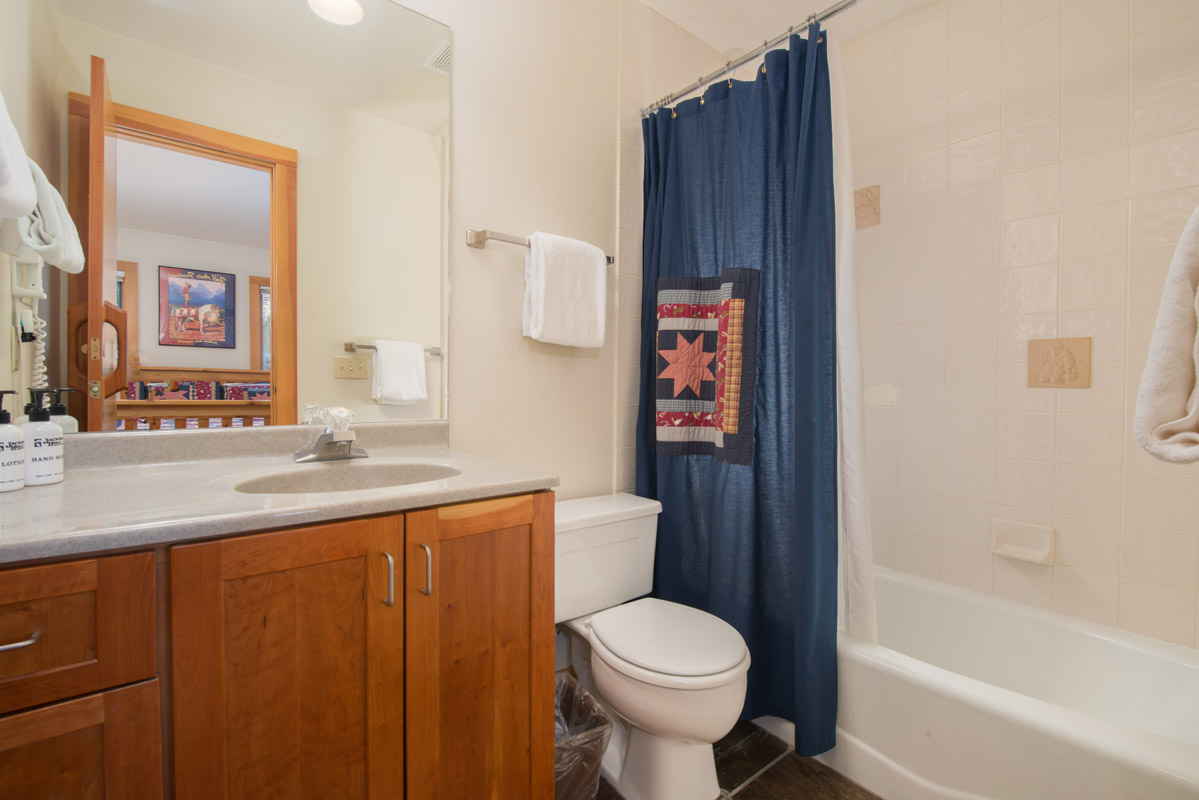 NEW ARRIVAL Walk to Lift Dining & Shopping Teton Village