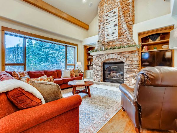 Gorgeous 6 Bedroom Home with Spa Sleeps 16