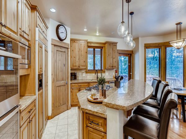 Gorgeous 6 Bedroom Home with Spa Sleeps 16