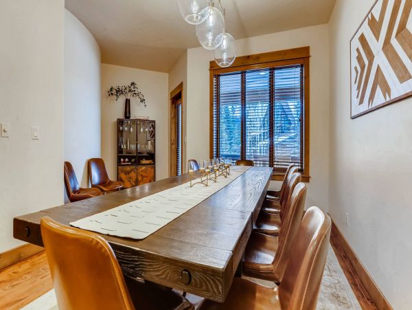 Gorgeous 6 Bedroom Home with Spa Sleeps 16