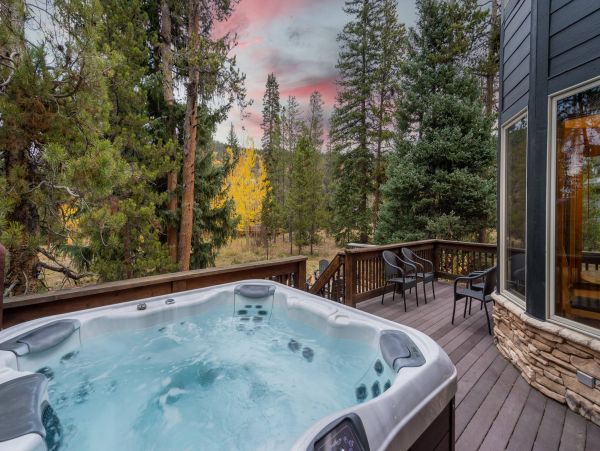 Gorgeous 6 Bedroom Home with Spa Sleeps 16
