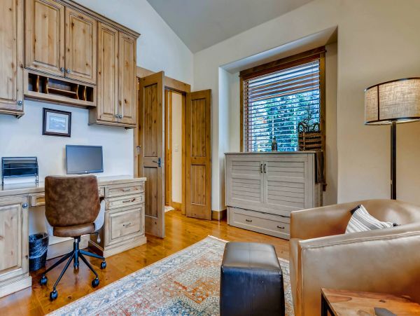 Gorgeous 6 Bedroom Home with Spa Sleeps 16