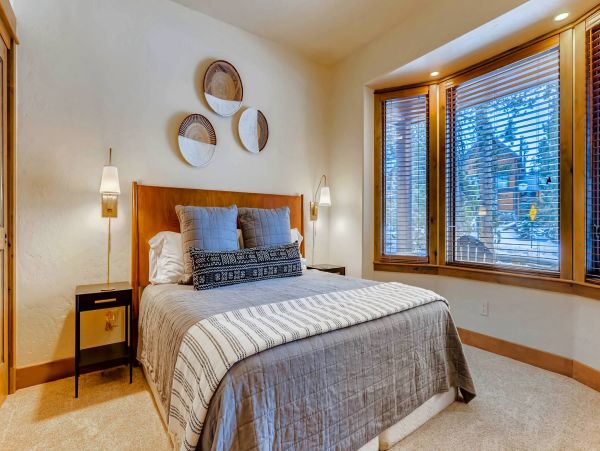 Gorgeous 6 Bedroom Home with Spa Sleeps 16