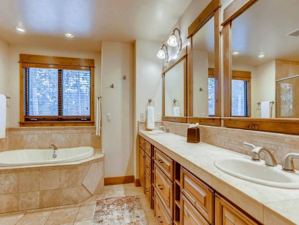 Gorgeous 6 Bedroom Home with Spa Sleeps 16