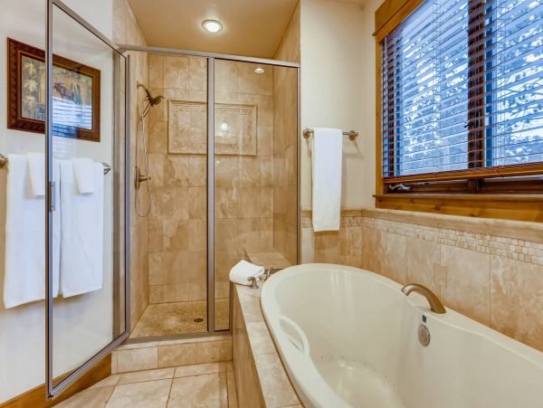 Gorgeous 6 Bedroom Home with Spa Sleeps 16