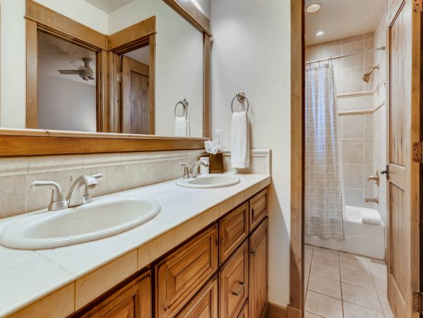Gorgeous 6 Bedroom Home with Spa Sleeps 16