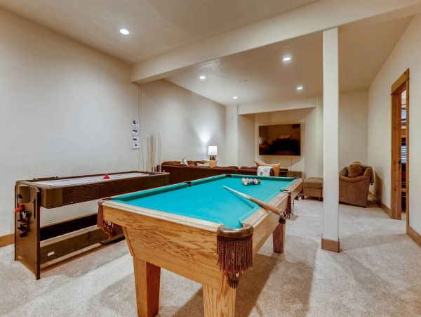 Gorgeous 6 Bedroom Home with Spa Sleeps 16