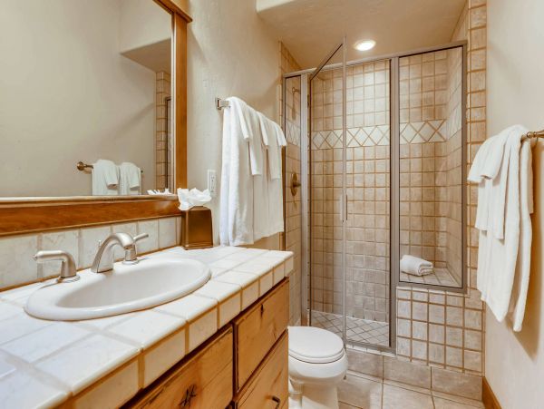 Gorgeous 6 Bedroom Home with Spa Sleeps 16