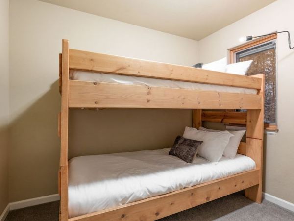 Breckenridge 8 Bedroom Home Walk to Ski Sleeps 18