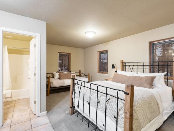 Breckenridge 8 Bedroom Home Walk to Ski Sleeps 18