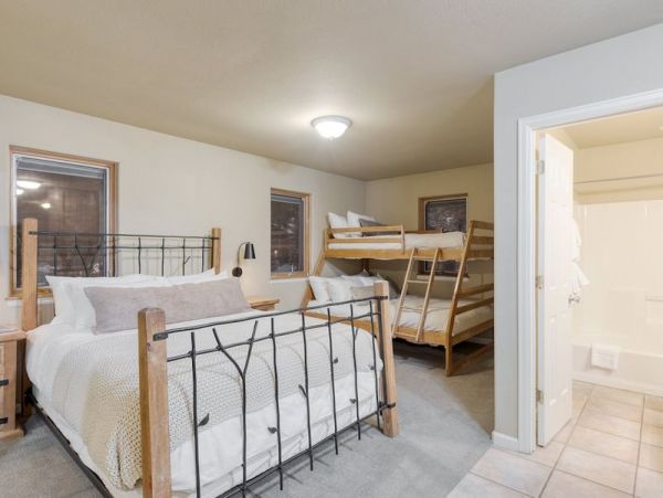 Breckenridge 8 Bedroom Home Walk to Ski Sleeps 18