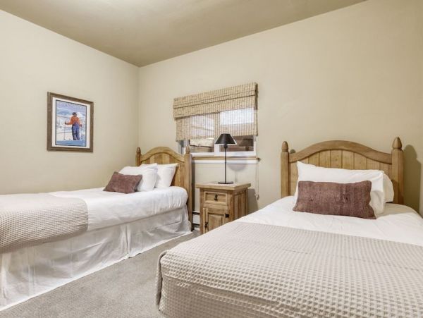 Breckenridge 8 Bedroom Home Walk to Ski Sleeps 18