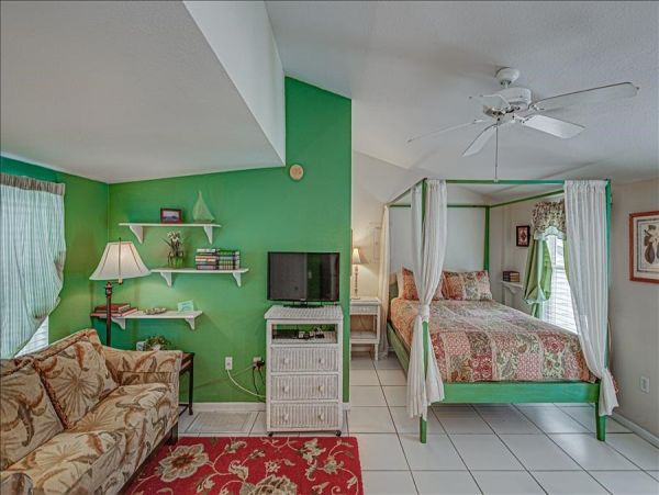 Boca Grande One Bedroom Studio with Communal Pool & Grill