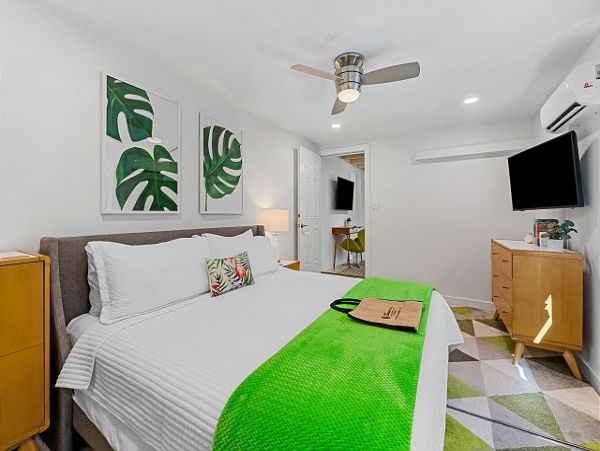 Fort Lauderdale 3 Bedroom Home with Pool & Tiki Bar