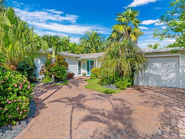 Fort Lauderdale 3 Bedroom Home with Pool & Tiki Bar