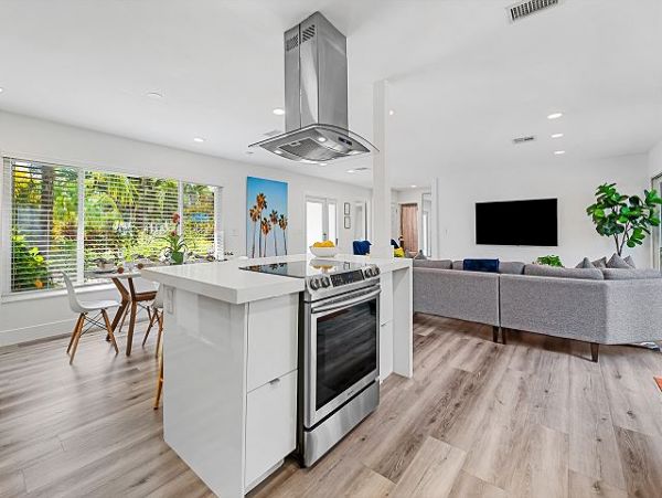 Fort Lauderdale 3 Bedroom Home with Pool & Tiki Bar