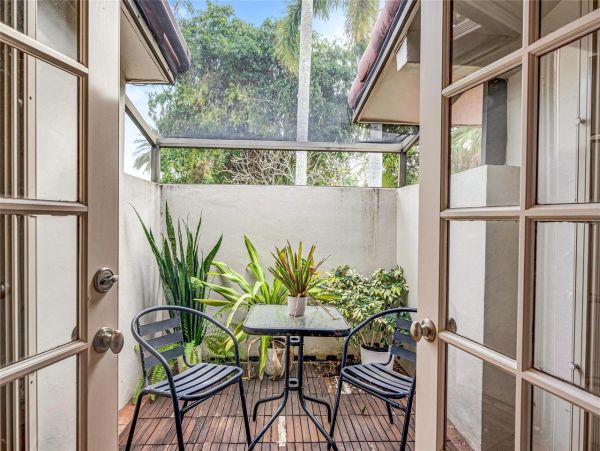 Luxurious Coral Ridge Residence with Heated Pool - Ideal Family Getaway