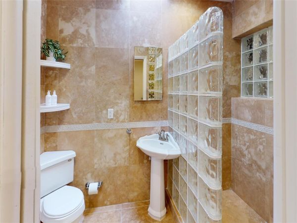 Luxurious Coral Ridge Residence with Heated Pool - Ideal Family Getaway