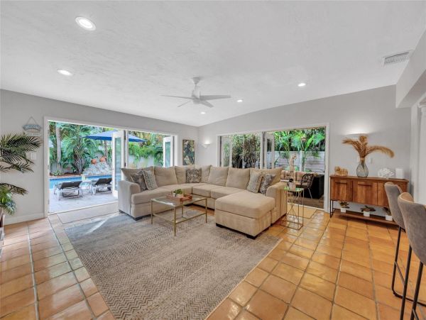 Luxurious Coral Ridge Residence with Heated Pool - Ideal Family Getaway