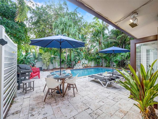 Luxurious Coral Ridge Residence with Heated Pool - Ideal Family Getaway