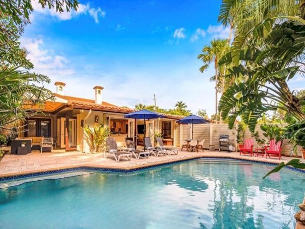 Luxurious Coral Ridge Residence with Heated Pool - Ideal Family Getaway