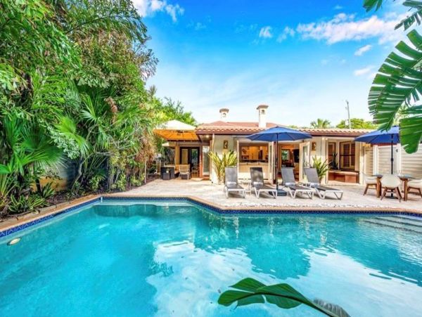Luxurious Coral Ridge Residence with Heated Pool - Ideal Family Getaway