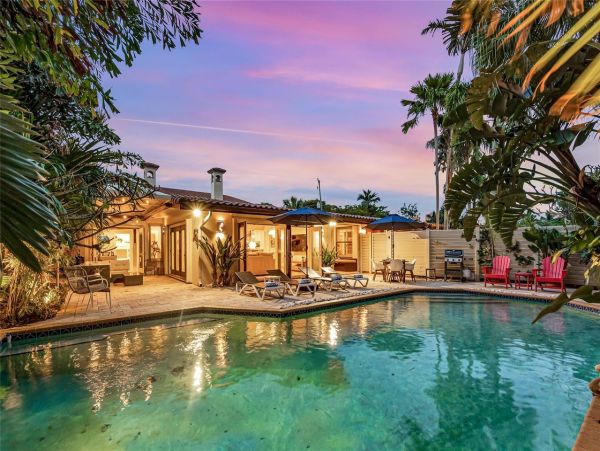 Luxurious Coral Ridge Residence with Heated Pool - Ideal Family Getaway