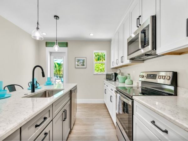 Holmes Beach Beautiful Coastal 4 Bedroom Vacation Home with Private Pool