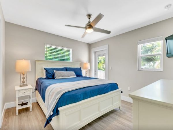 Holmes Beach Beautiful Coastal 4 Bedroom Vacation Home with Private Pool