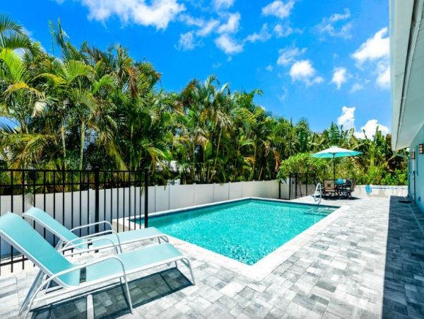 Holmes Beach Beautiful Coastal 4 Bedroom Vacation Home with Private Pool