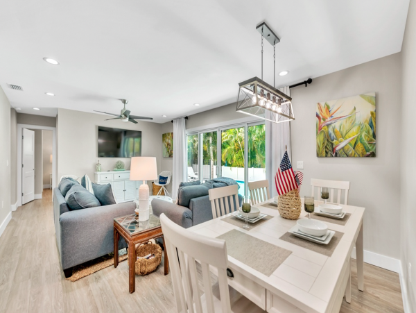 Holmes Beach Beautiful Coastal 4 Bedroom Vacation Home with Private Pool