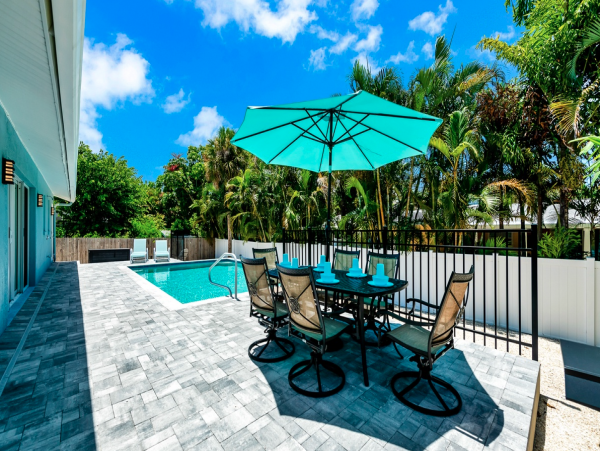 Holmes Beach Beautiful Coastal 4 Bedroom Vacation Home with Private Pool