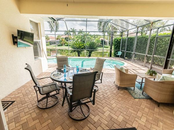 Beautiful Naples 3 Bedroom Home Pool & Lake View