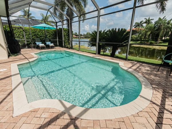 Beautiful Naples 3 Bedroom Home Pool & Lake View