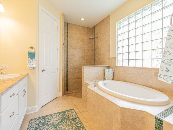 Beautiful Naples 3 Bedroom Home Pool & Lake View