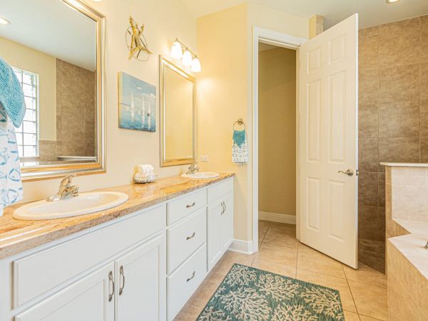 Beautiful Naples 3 Bedroom Home Pool & Lake View