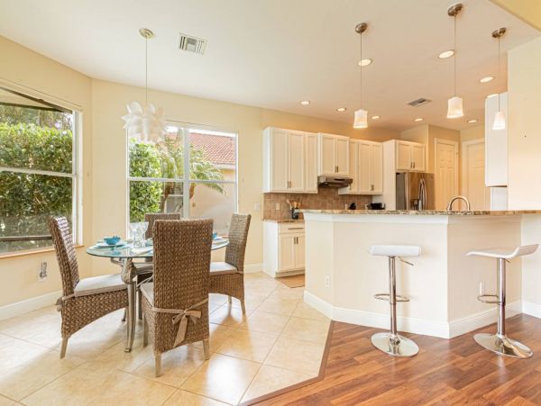 Beautiful Naples 3 Bedroom Home Pool & Lake View