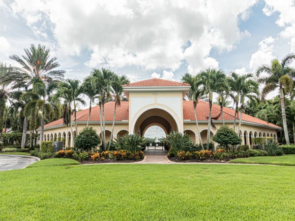 Beautiful Naples 3 Bedroom Home Pool & Lake View
