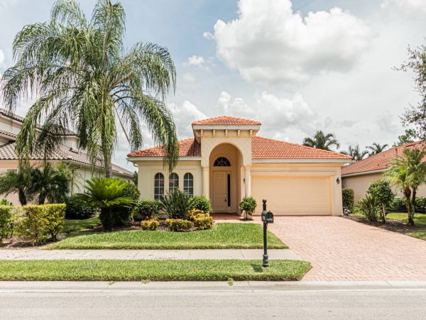 Beautiful Naples 3 Bedroom Home Pool & Lake View