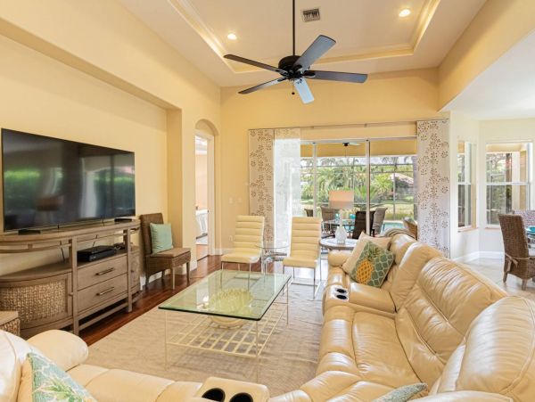 Beautiful Naples 3 Bedroom Home Pool & Lake View