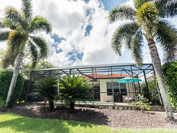 Beautiful Naples 3 Bedroom Home Pool & Lake View