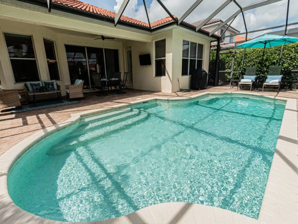 Beautiful Naples 3 Bedroom Home Pool & Lake View