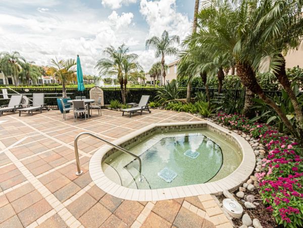 Beautiful Naples 3 Bedroom Home Pool & Lake View