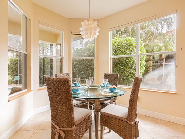 Beautiful Naples 3 Bedroom Home Pool & Lake View
