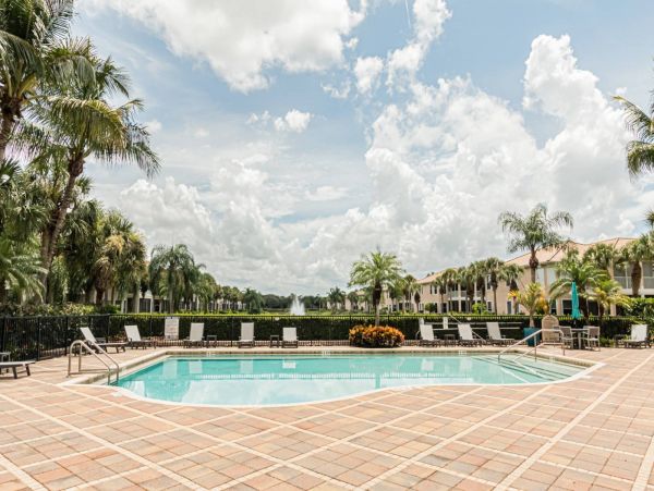 Beautiful Naples 3 Bedroom Home Pool & Lake View