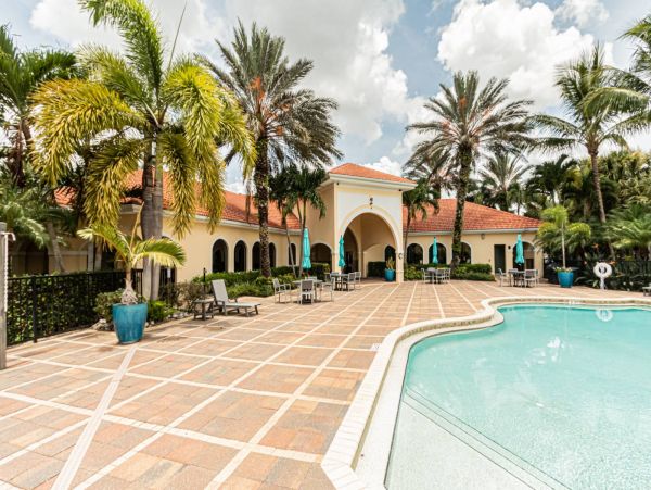 Beautiful Naples 3 Bedroom Home Pool & Lake View