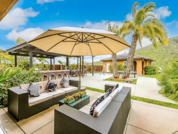 Resort Style Villa plus Guest House Great Views, Pool & Spa
