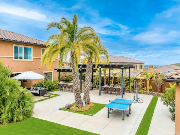 Resort Style Villa plus Guest House Great Views, Pool & Spa