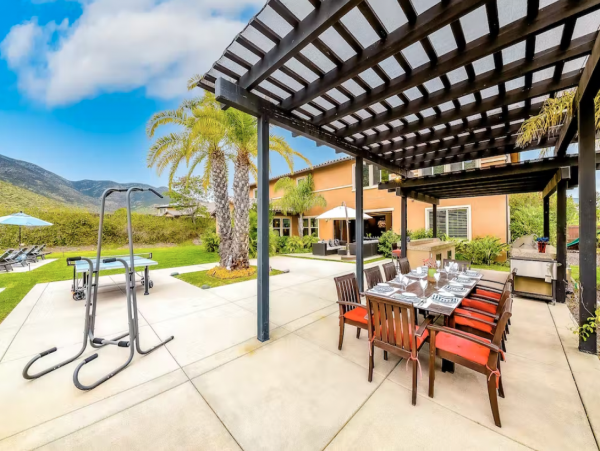 Resort Style Villa plus Guest House Great Views, Pool & Spa