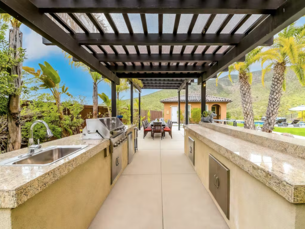 Resort Style Villa plus Guest House Great Views, Pool & Spa